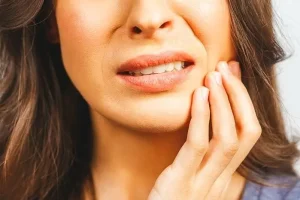 نشانه های و هشدارهایی که دهان از بیماری و وضع وخیم کلیه میدهند