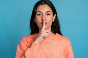 تو این 8 تا موقعیت سکوت کنی خودتو یک فرد عاقل و باکلاس جلوه دادی