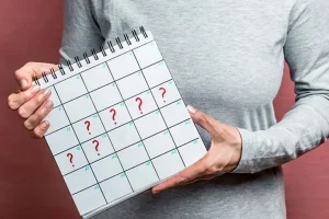 با ترکیب این عرق و عسل برای همیشه از قاعدگی نامظم و درد در این دوره خداحافظی کنید