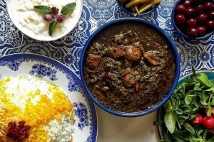 خبر خوش، راز قورمه سبزی های خوشمزه مادربزرگ ها لو رفت | این سبزی ها رو اضافه کنید بوی غذا 3 تا کوچه اونورتر میره