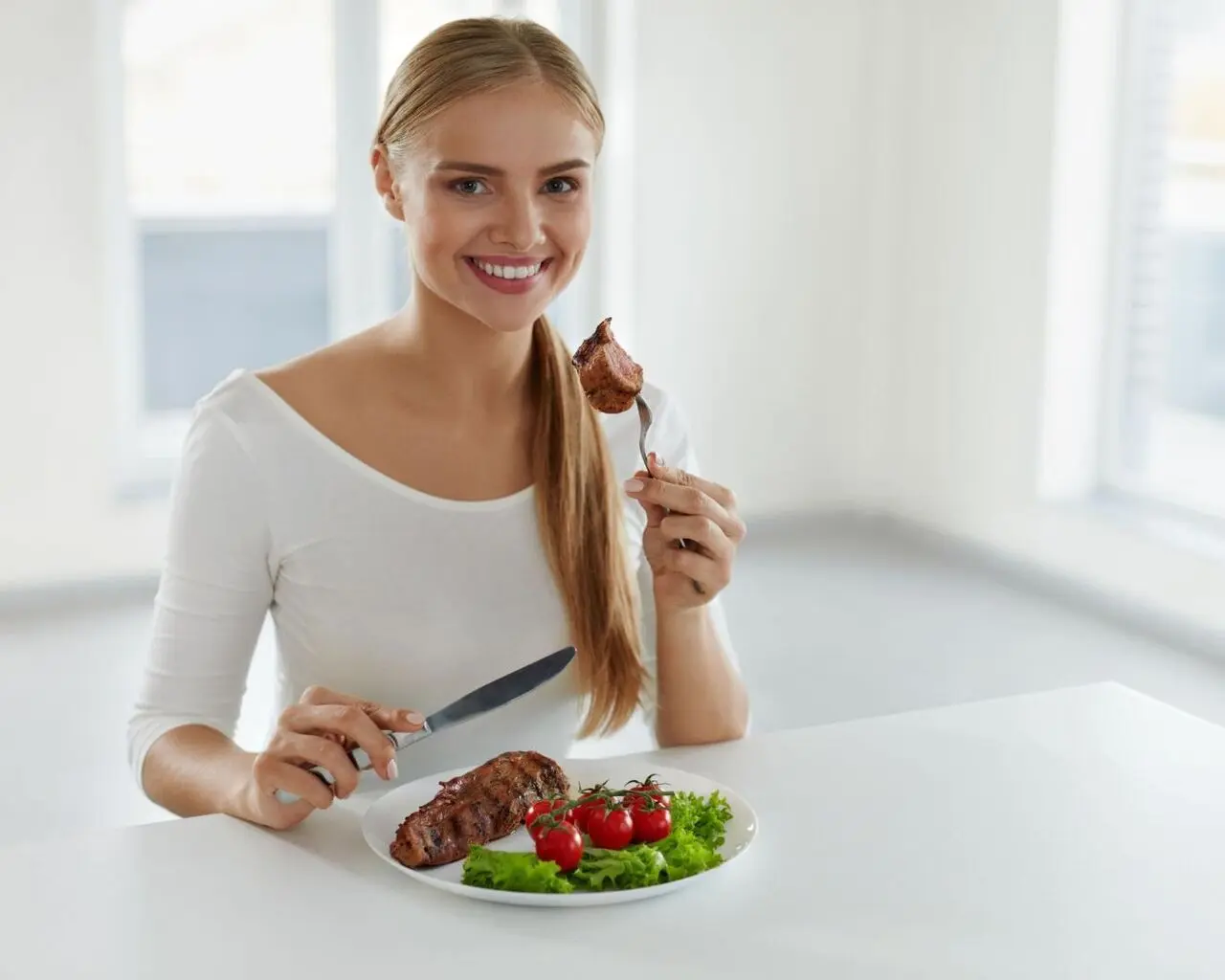 خانم این غذاها را بخورید / این غذاها شما را زیباتر میکنند
