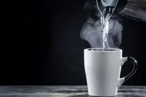 نوشیدن یک لیوان آب داغ و اینهمه خاصیت؟ | کلیک کن و از خواص این نوشیدنی برای بدن غافل نشو