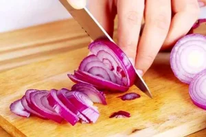 چندتا ترفندی که کمتر کسی موقع خورد کردن پیاز به کار میبره | یه عمر اشتباهی پیاز خورد میکردیم