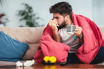 سردرد، گلودرد، درد عضلانی، تعریق، آبریزش بینی و گاهی استفراغ و اسهال علائم این بیماری حاد تنفسی