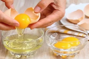 یک ترفند طلایی برای جداکردن زرده و سفیده تخم مرغ | با این ویدیو یاد میگیری تو سه سوته زرده و تخم مرغ رو جدا کنی