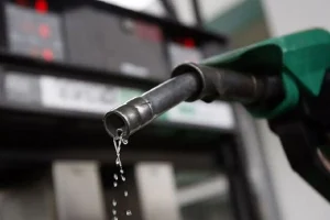 اگه وسط خیابون بنزین تموم کردی چاره اش اینجاست | دیگه غصه تموم شدن بنزین وسط جاده رو نخور
