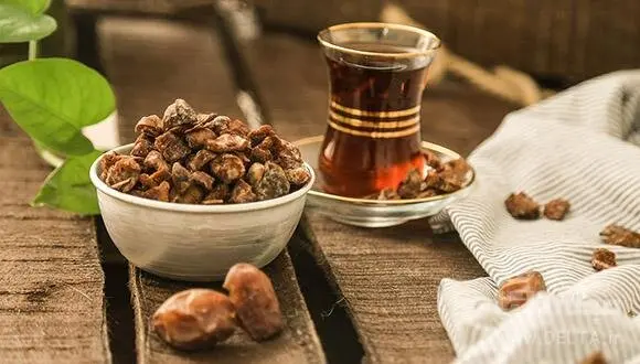 دلایلی که می‌گویند چای را با توت و خرما نخورید