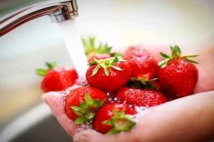 یک عمر توت فرنگی رو اشتباه می شستیم | کلیک کن تا بهترین و سریع ترین روش شستن توت فرنگی رو بخونی