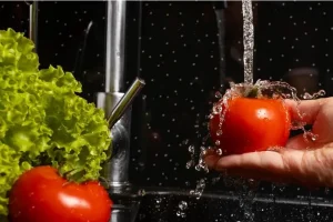 یک عمر میوه و سبزی رو اشتباه شستیم | نکاتی برای شستن میوه و سبزی که به عقل جن هم نمیرسید