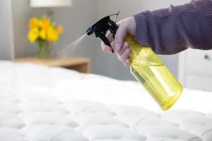 ترفند تمیز کردن کثیفی های تشک تخت این بار به روش خدمه های هتل
