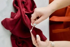 ترفند طلایی / ۱۵ روش کاربردی برای جلوگیری از رنگ پس دادن لباس