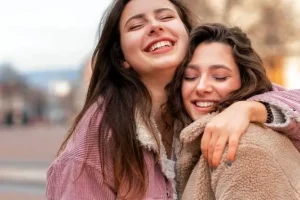 روانشناسی شخصیت | این نشانه هارو داشته باشی همه تو اولین دیدار عاشقت میشن