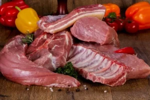 ترفند سرآشپزهای معروف برای از بین بردن بوی گوشت