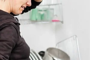 قابلمه و ظروف تفلن سوخته رو اینطوری بدون بشور بساب تمیز کن