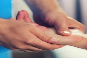 اگر احساس گزگز یا سوزش در دست یا پا دارید بخوانید / علل و درمان!