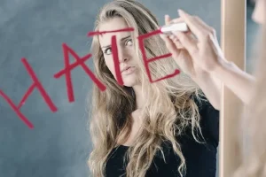 چرا از خودت متنفری؟ بیا اینجا راه حلشو بگم