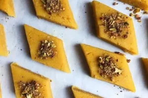 طرز تهیه لوز زعفرانی تبریز بدونِ فر برای عید نوروز