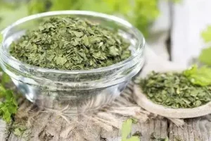۴ سلاح طبیعی بانوان علیه پوکی استخوان / معجون سبزیجات خشک برای استخوان‌های فولادی بانوان