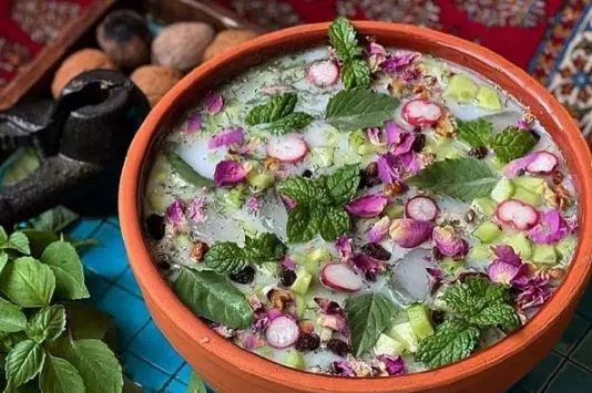 پادزهر گرما را بشناسید!/ آب دوغ خیار؛ سوپرغذای تابستانی که گوارش، پوست و اعصاب را آرام میکند