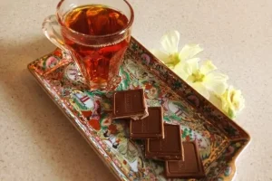 کاهش فشار خون با مصرف چای و شکلات