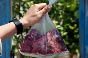 توزیع گوشت رایگان 1 کیلویی به مددجویان | اهدا سبد کالا جدید به مددجویان شروع شد