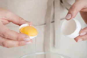 تمام عمر تخممرغ را اشتباه میشکستیم | نحوه صحیح شکستن تخم مرغ
