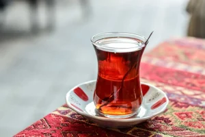 چای بخوریم یا آب؟ پاسخ علمی کارشناسان به یک باور غلط