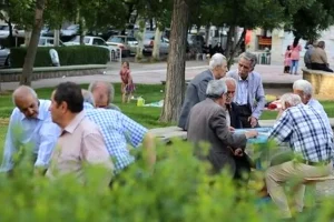 طوفان مردمی علیه پیرمردها؛ فوری تمام بازنشستگان را اخراج کنید!