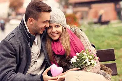 اگه میخوای همه رو مجذوب و عاشق خودت کنی، این ترفند و به کار ببر! | روانشناسی رابطه