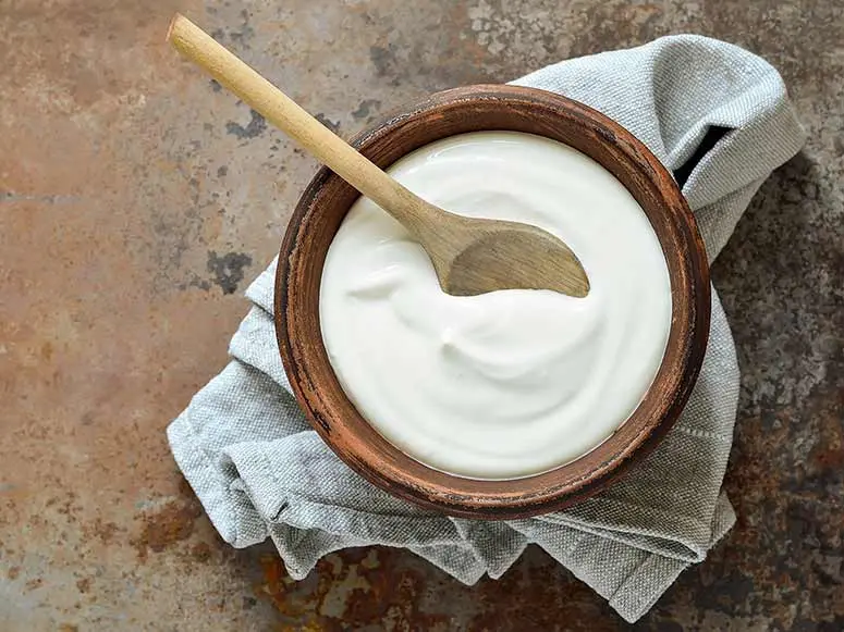 چرا نباید شبها ماست خورد؟ اگر آن را بخوریم چه اتفاقی میافتد؟