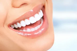 می‌خوای دندونات سفید بشن و برق بزنن؟ بیا تا ۸ تا راهکار خونگی بهت یاد بدم