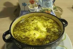آب پیازک شیرازی ؛ طرز تهیه آب پیازک یا اشکنه شیرازی غذایی سبک و مقوی در روزهای سرد