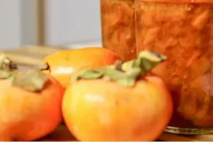 طرز تهیه ترشی لیته خرمالو چاشنی مجلسی پاییز