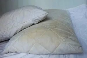 فقط با یک بار شستشو مثل برف سفید می‌شود! یک روش طبیعی برای سفید کردن فوری بالش‌های زرد شده!