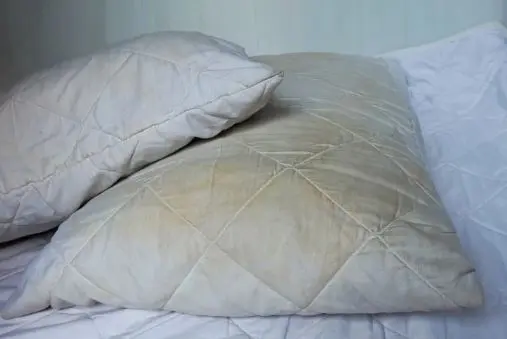 فقط با یک بار شستشو مثل برف سفید میشود! یک روش طبیعی برای سفید کردن فوری بالشهای زرد شده!
