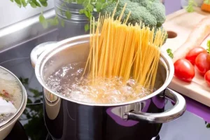تا الان ماکارونی را اشتباه می‌شکستیم! ؛ ترفند درست و علمی برای شکستن ماکارونی