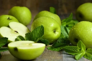 آیا می‌دانید اگر به مدت یک ماه سیب را با معده خالی بخورید چه اتفاقی می‌افتد؟