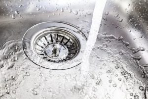 باز کردن سینک ظرفشویی در عرض ۶۰ ؛بدون جوش‌شیرین، بدون سرکه، بدون دردسر!