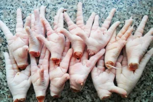 ترفند تمیز کردن سریع و بدون بو پای مرغ در خانه | چگونه پای مرغ را به‌درستی تمیز کنیم؟