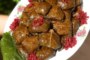 طرز تهیه دلمه برگ مو؛ خوشمزه و مجلسی به روش تبریزی