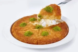 کنافه با شربت زعفران ؛ دسر ترکی برای دورهمی‌ها و عصرانه‌های خاص پاییز
