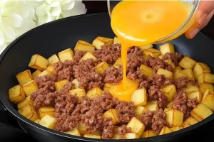 طرز تهیه املت گوشت و سیب‌زمینی؛ شام نونی فوری، مقوی و کاملاً سیرکننده