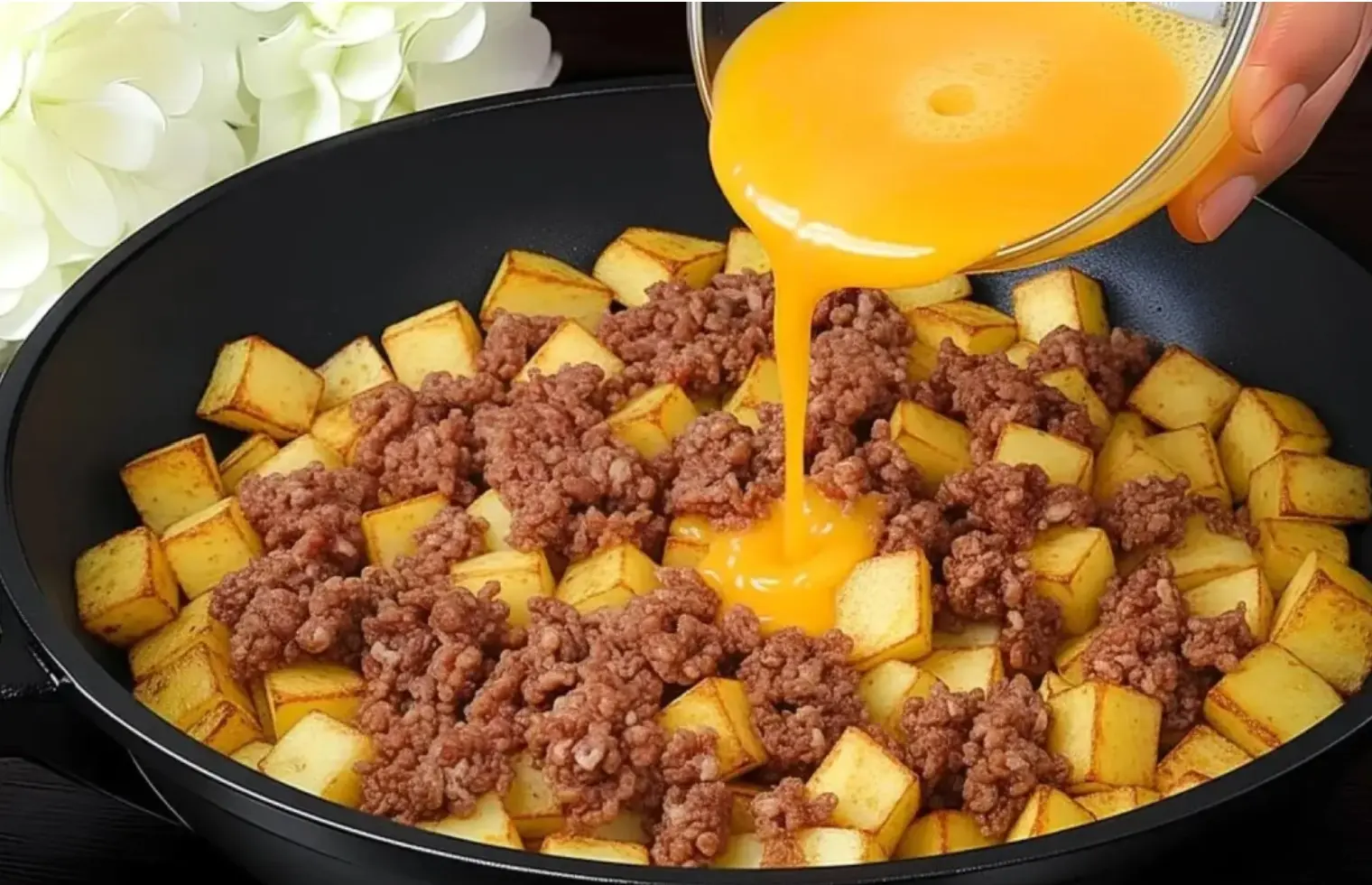 طرز تهیه املت گوشت و سیبزمینی؛ شام نونی فوری، مقوی و کاملاً سیرکننده