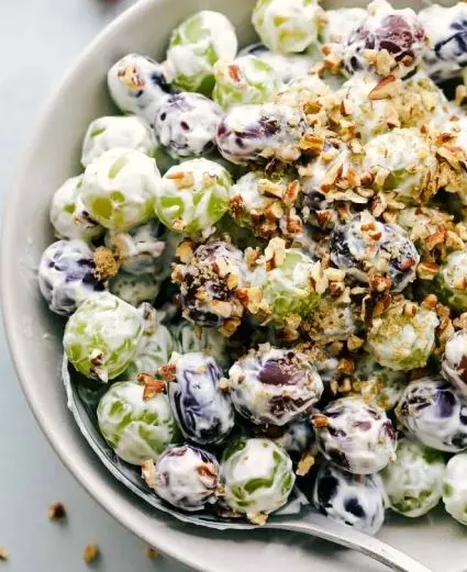 طرز تهیه سالاد انگور خامه ای مخصوص شب یلدا