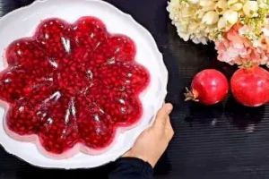 طرز تهیه دسر ژله انار و خامه با کمترین مواد و در کوتاهترین زمان