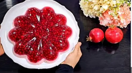 طرز تهیه دسر ژله انار و خامه با کمترین مواد و در کوتاهترین زمان