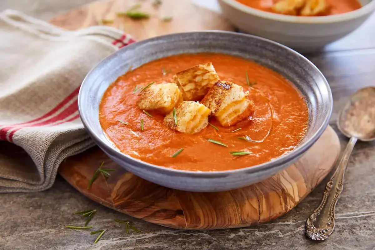 طرز تهیه سوپ گوجه با پنیر