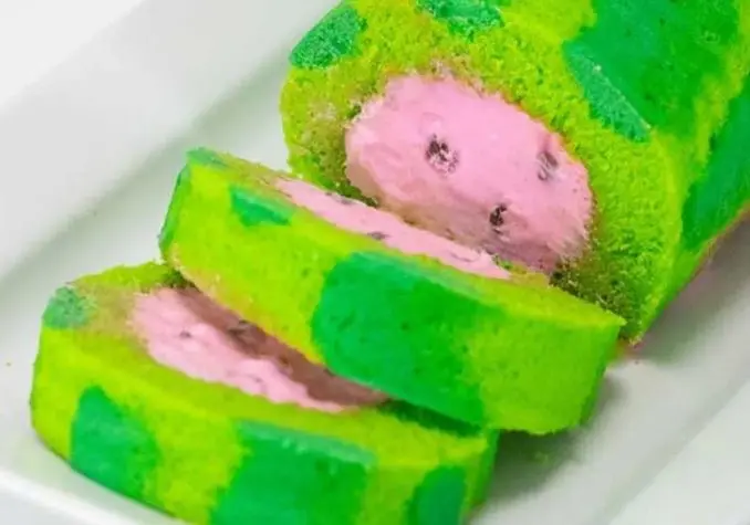 طرز تهیه رولت هندوانهای؛ دسری یلدایی ساده و خوشمزه
