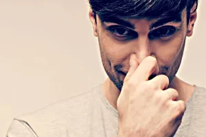روانشناسان می گویند؛ وقتی با کسی حرف می زنید بینی‌اش را لمس کرد یعنی...
