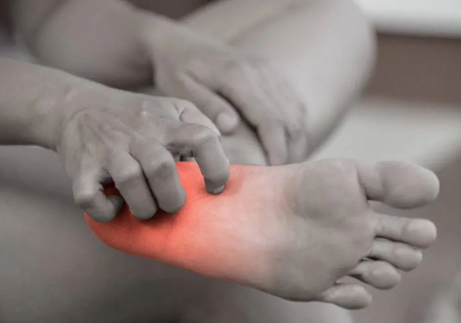 خارش کف پا را جدی بگیرید! از دیابت تا نارسایی کبد